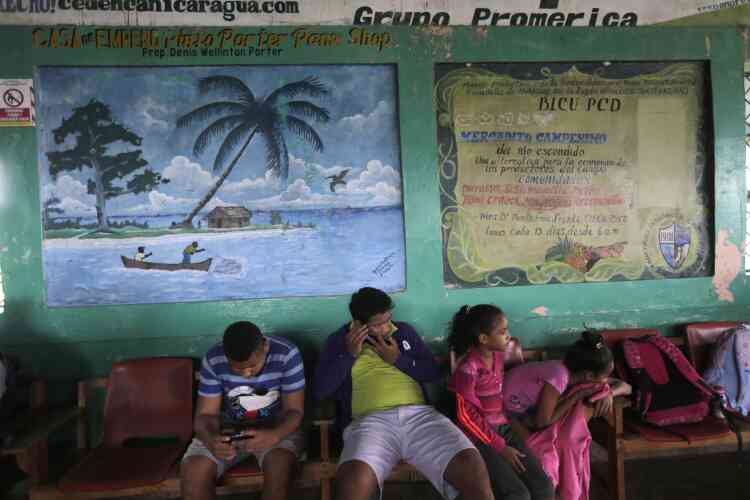 Bluefields, sud-est du Nicaragua. Des gens se tiennent prêts à embarquer sur des bateaux avant que l’ouragan n’arrive.