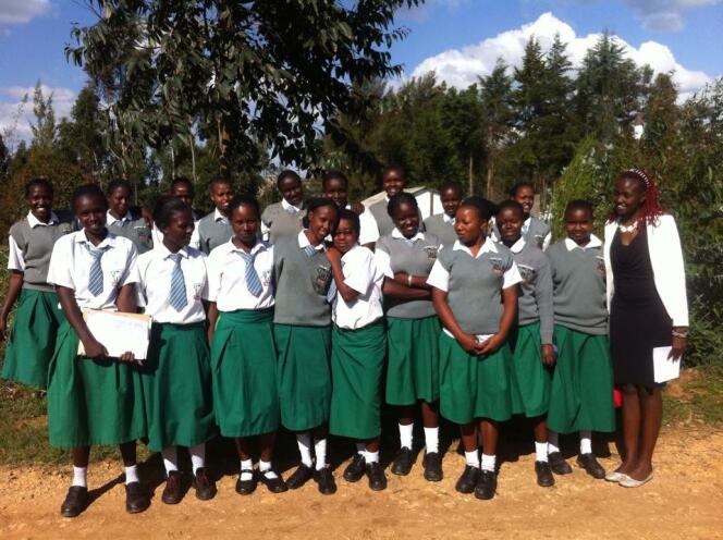 Josephine Kulea entourée des jeunes filles sauvée par Samburu Girls Foundation (DGF), l’association créée par la Kényane.