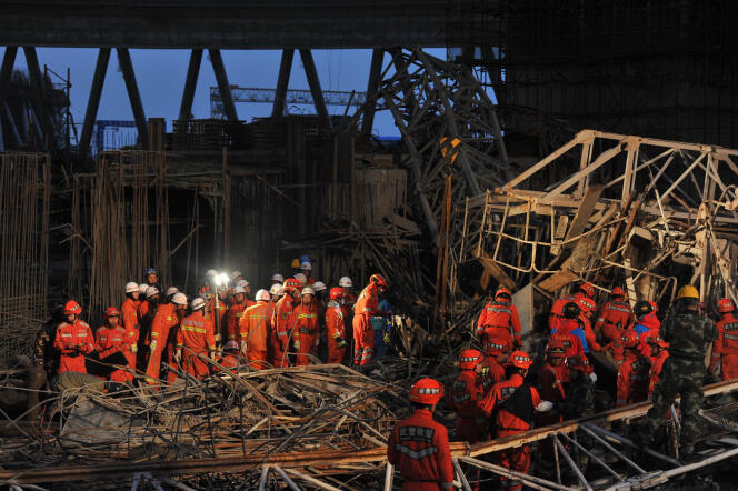 Les secours tentent de trouver des survivants parmi les décombres de la plate-forme, le 24 novembre, dans la province de Jiangxi.