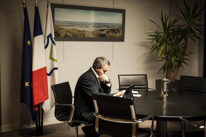 Xavier Bertrand, président des Hauts-de-France, dans son bureau du siège de la région, à Lille, le 23 novembre.
