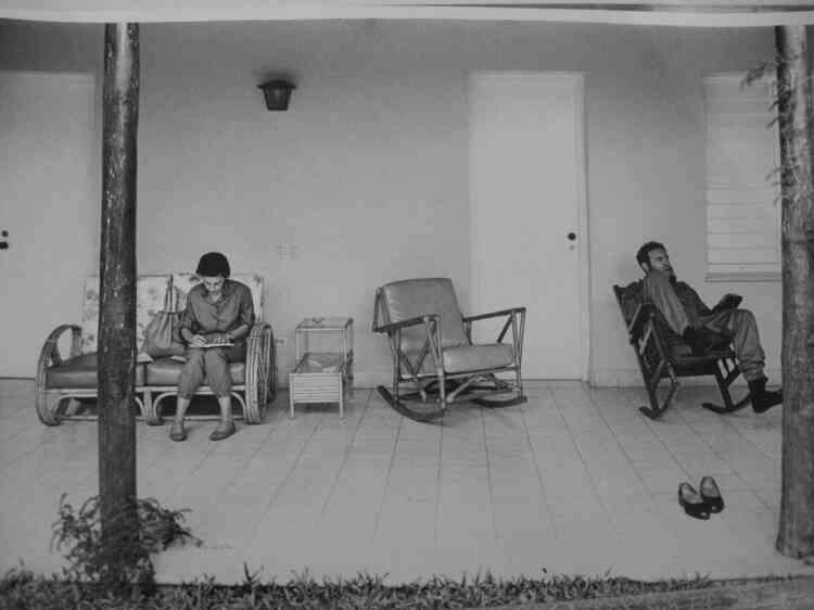 Fidel Castro et Celia Sanchez, mars 1964. Celia Sanchez travaille à côté de Castro, sur l’île des Pins. Pour les observateurs du pouvoir castriste, cette image reflète bien l’influence prépondérante de Celia Sanchez sur Castro, de 1959 jusqu’à sa mort, en 1980.
