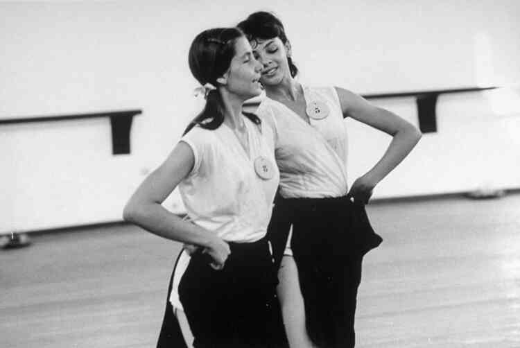 Deux étudiantes de la nouvelle école de danse moderne, lors du concours de fin d’année, Cubanacan, 1965.