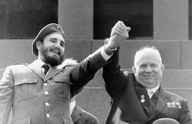 Fidel Castro et Nikita Khrouchtchev, à Moscou, le 1er mai 1963.