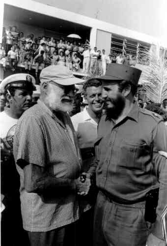 Hemingway, dont la première visite à Cuba date de 1932, vit à La Havane de manière épisodique des années 1930 à 1960. Passionné de pêche à l’espadon, l’auteur y organise dans les années 1950 un tournoi annuel de pêche au gros. A cette occasion, en mai 1960, le Prix Nobel de littérature rencontre Castro, qui « remporte » le tournoi.