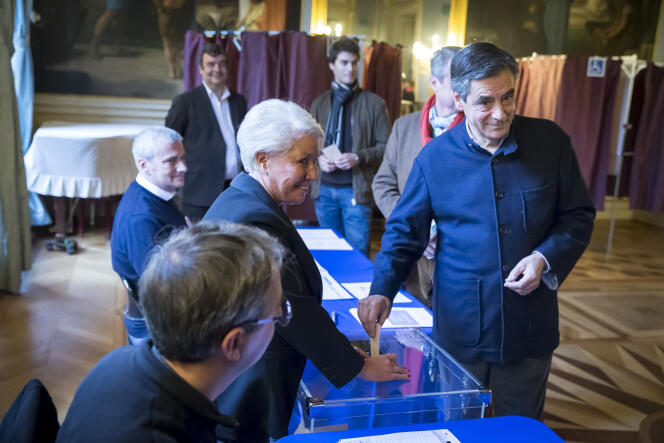 François Fillon, candidat à la primaire de droite, vote à la mairie du 7e arrondissement, à Paris, dimanche 27 novembre.