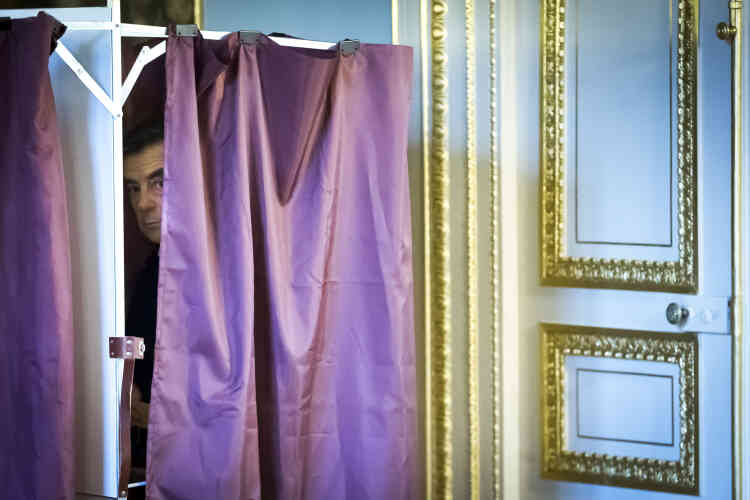 François Fillon dans l’isoloir du bureau de vote à la mairie du 7e arrondissement de Paris.