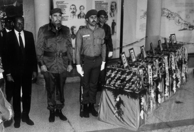 L’actuel président angolais, José Eduardo dos Santos avec Fidel Castro rendant les honneurs militaires au soldats moryts au combat en décembre 1989.