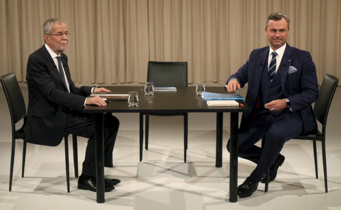 Alexander Van der Bellen (à gauche) et Norbert Hofer, avant un débat télévisé, à Vienne, le 27 novembre.