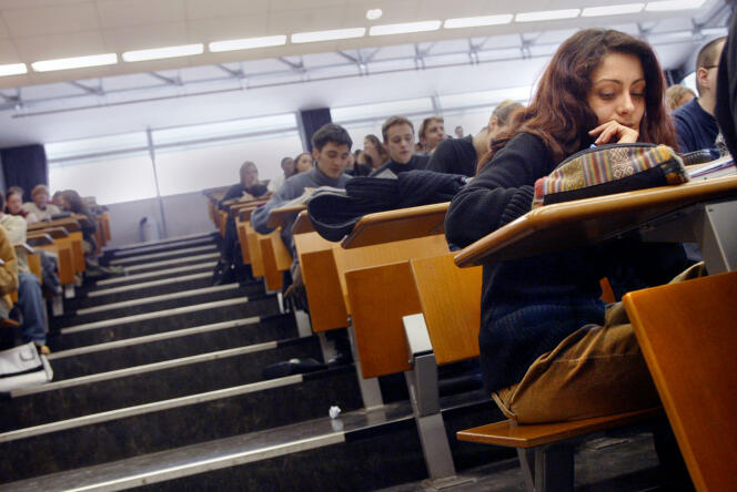 Des étudiants suivent un cours de Droit, le 04 mars 2004 dans un amphitéâtre de l'Université Lyon-III., en 2004.