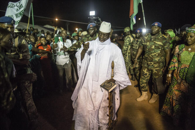 Le président gambien Yahya Jammeh, candidat à un cinquième mandat le 1er décembre, salue ses partisans. Ici à Bikama, le 24 novembre 2016.