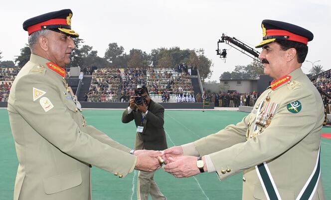 Le général Raheel Sharif (à droite) présente le bâton de commandement au général Qamar Javed Bajwa, qui le remplace à la tête de l’armée du Pakistan, lors d’une cérémonie officielle à Rawalpindi (Pendjab), le 29 novembre.