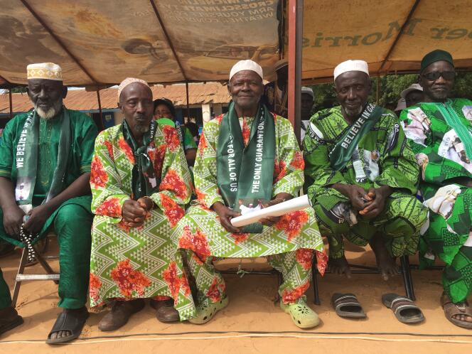 Ali, 87 ans, avec les vieux sages de son village, au dernier meeting de campagne du président gambien Yahya Jammeh, le 28 novembre 2016.