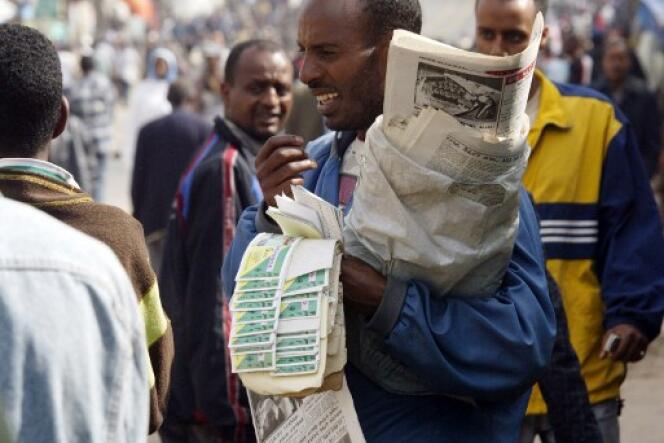 Un vendeur de journaux au marché d’Addis-Abeba en 2005.