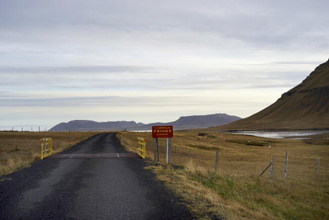 La prison de Kviabryggja est située en pleine nature islandaise, dans un paysage spectaculaire au bord de l’océan.