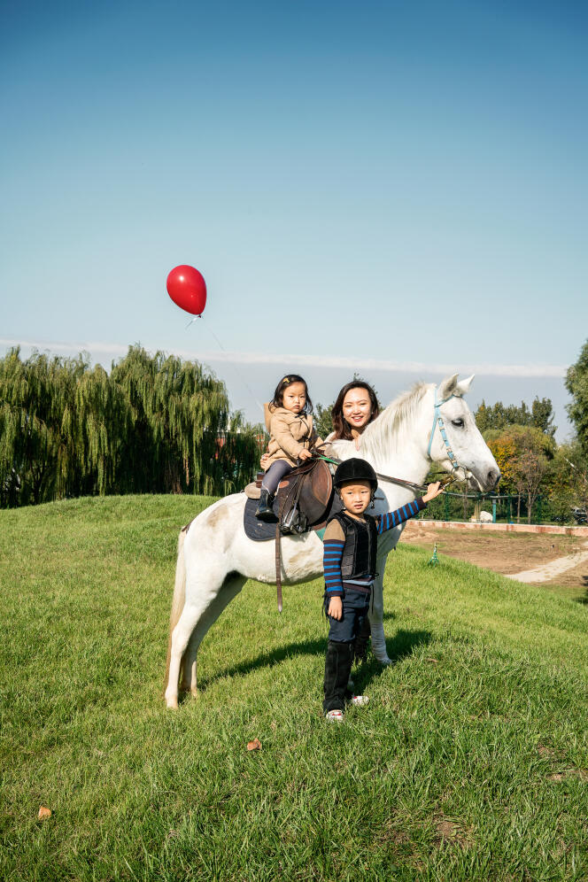 Le poney-club Ipony, près de Pékin, a ouvert en 2015. Ici, une mère pose  avec ses enfants.
