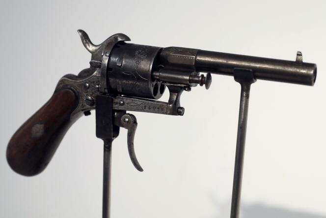 Le revolver, un modèle Lefaucheux de calibre 7 millimètres, avec lequel Verlaine tenta de tuer Rimbaud en juillet 1873 à Bruxelles.