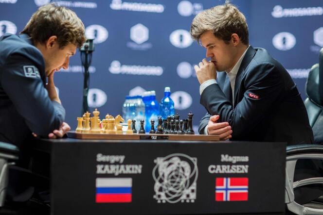 Magnus Carlsen (à droite) lors du championnat du monde d’échecs, face au Russe Sergueï Kariakine.