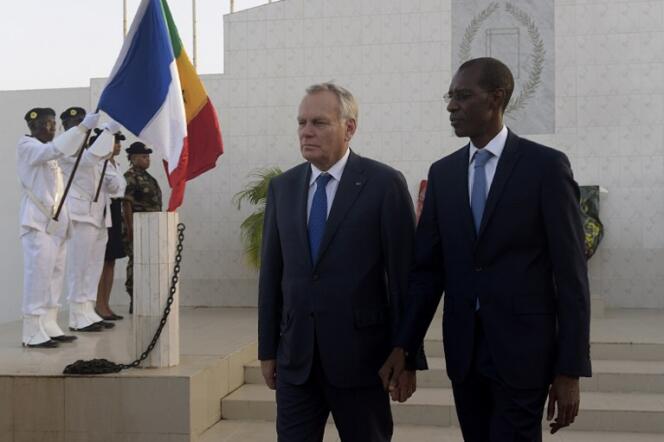 Le chef de la diplomatie française Jean-Marc Ayrault et le ministre de l’intérieur sénégalais Abdoulaye Daouda Diallo au cimetière militaire de Thiaroye le 10 novembre 2016.