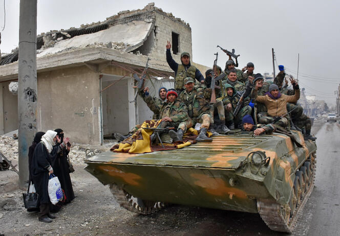 Des membres des forces gouvernementales à Alep, le 30 novembre.