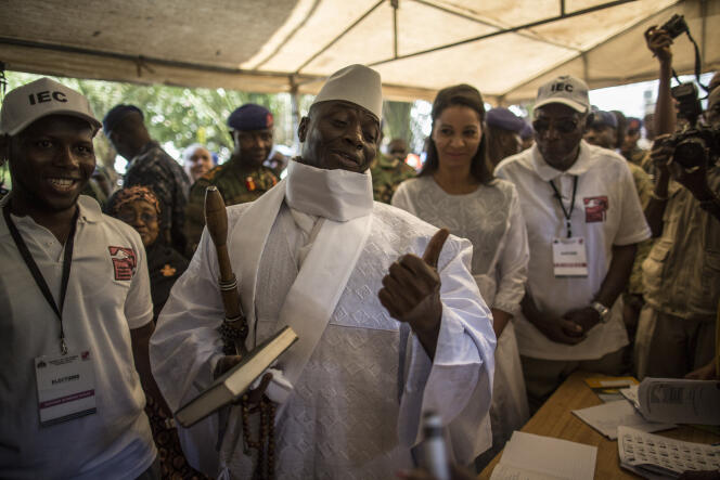 Le président Yahya Jammeh dans un bureau de vote à Banjul, le 1er décembre 2016.