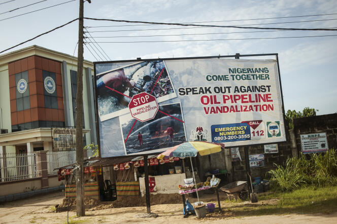 Une campagne d’affichage dénonçant le vandalisme des installations pétrolières dans la ville de Warri, dans l’État du Delta, au sud du Nigeria, en juin.