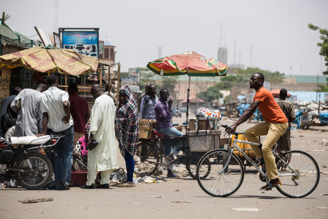 A Nigerian man rides a bicycle as the streets and markets of Kaduna remained relatively empty in the wake of elections on March 29, 2015. Kaduna, which had been hit hard by interreligious violence during the 2011 election, is awaiting results of the 2015 poll. AFP PHOTO / NICHOLE SOBECKI / AFP PHOTO / Nichole Sobecki