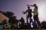 Cinécylo Le CinéCyclo en marche. On pédale, et le film se projette sur écran, à Dakar.