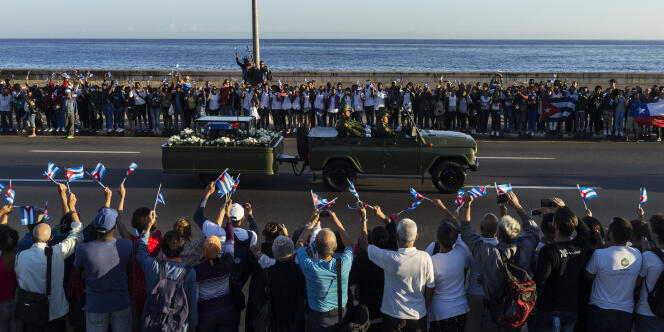 Les Cubains se sont pressés nombreux sur Malecon, la promenade de front de mer longue de huit kilomètres, pour voir passer les cendres de Fidel Castro et lui rendre un ultime hommage.