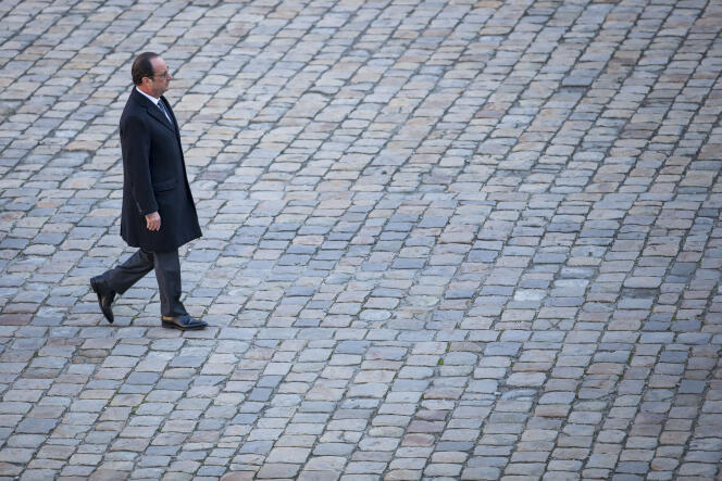 François Hollande dans la cour des Invalides le  29 novembre.
