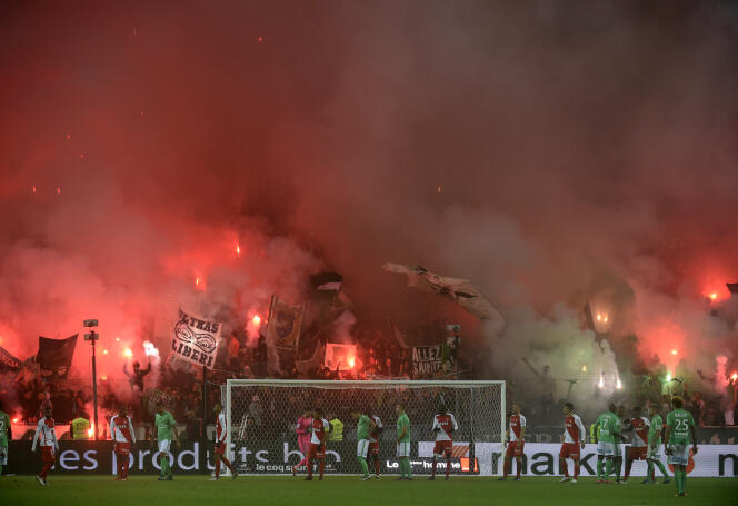 Des supporteurs de Saint-Etienne agitent des fumigènes au stade Geoffroy-Guichard, lors de l’anniversaire du groupe Magic Fans en octobre. La tribune a été fermée pour deux rencontres par la LFP.