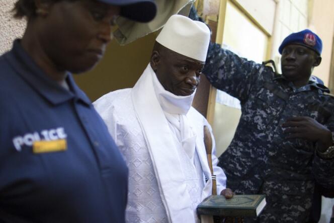 Le président Yahya Jammeh à la sortie des urnes pour la présidentielle gambienne, le 1er décembre 2016 à Banjul.