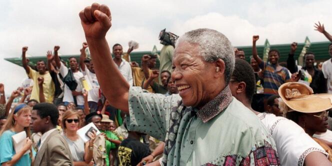 Nelson Mandela en meeting électoral en janvier 1994, à Rustenburg. C’est à partir du mot bantou « ubuntu », que l’on peut traduire par « je suis parce que nous sommes », que le leader sud-africaina a élaboré sa politique de la réconciliation.