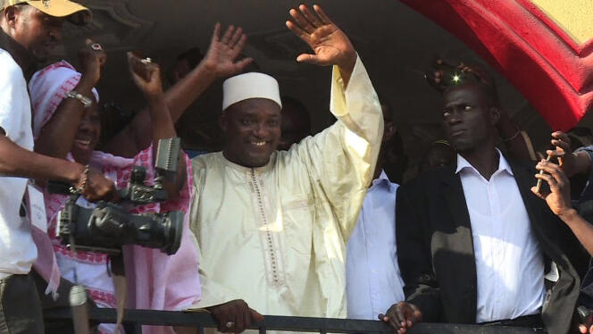 « Nous allons descendre dans les rues aujourd’hui même, samedi, pour un meeting avec le peuple gambien. Pour le retour de la démocratie nous sommes prêts à y laisser notre vie », a déclaré, samedi 10 décembre, Adama Barrow – ici, le 2 décembre après l’annonce de sa victoire à l’élection présidentielle.