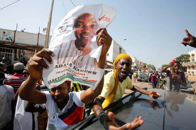 Les supporteurs d’Adama Barrow célèbrent sa victoire à l’élection présidentielle dans les rues de Banjul le 2 décembre.
