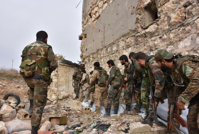 Des troupes pro-gouvernementales, le 5 décembre à Alep.