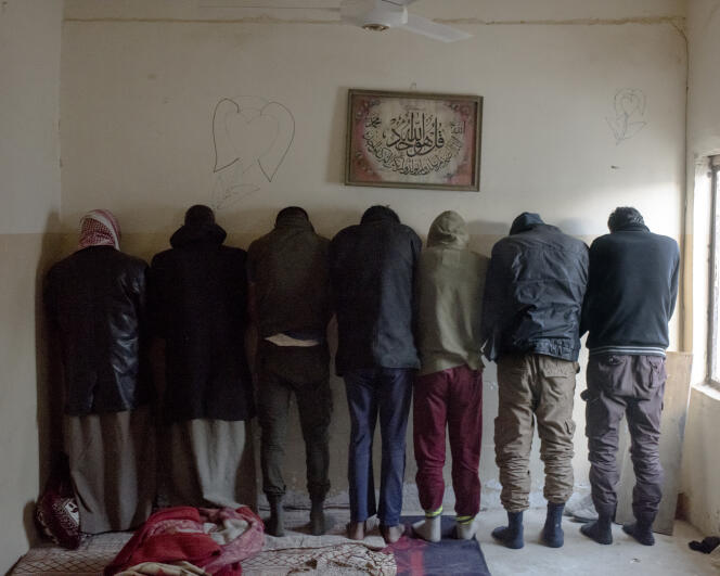 Des détenus soupçonnés d’appartenir à l’EI, le 29 novembre dans le gouvernorat Ninive.