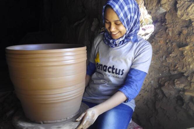 Raowia Lamhar met la main à l'ouvrage dans l'atelier de poterie de Marrakech où sont conçus les réfrigérateurs en argile.