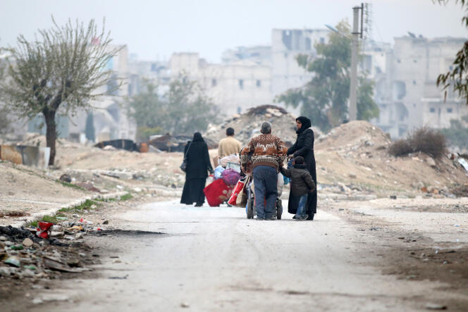 Des Syriens fuient le quartier de Kadi Askar à Alep, le 5 décembre 2016.