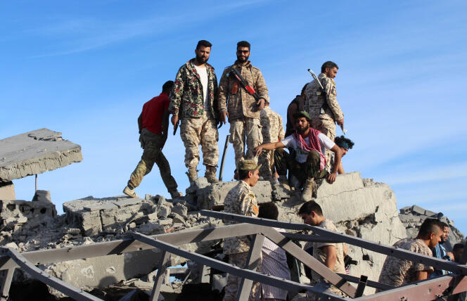 Des combattants libyens, le 5 décembre, à Syrte.