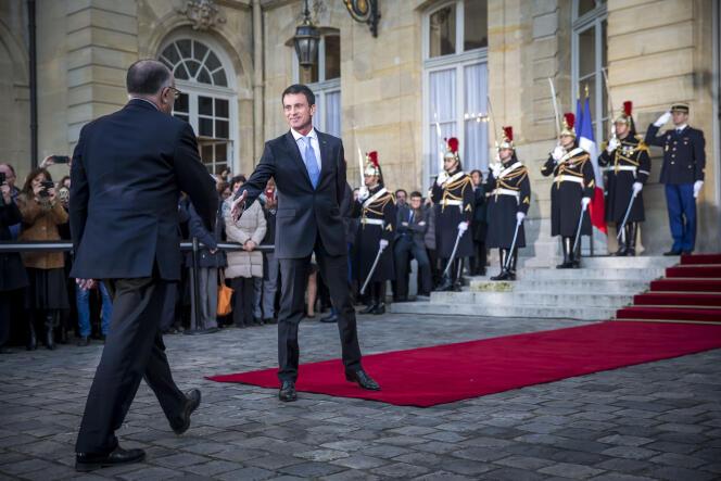Passation de pouvoirs à Matignon entre Manuel Valls et Bernard Cazeneuve, à Paris, le 6 décembre.