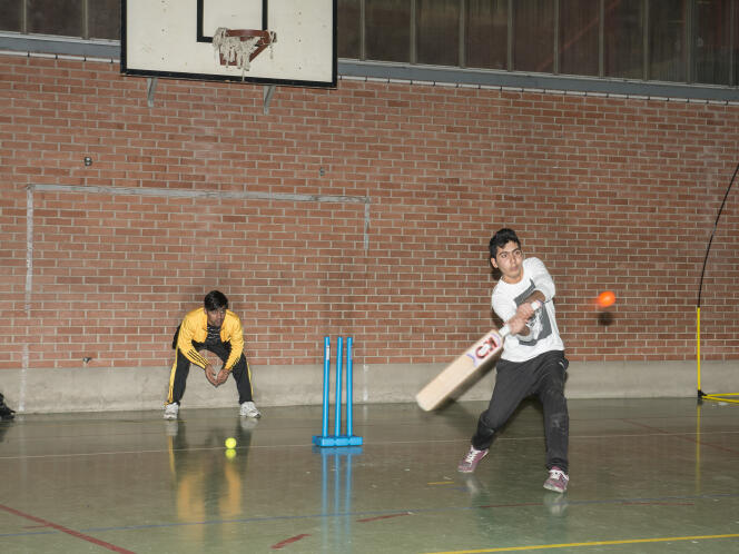 Des joueurs du Saint-Omer Cricket Club Stars (SOCCS) pendant l’entraînement dans la salle des sports Charles de Gaulle, à Saint-Omer.
