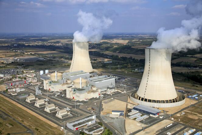 La centrale nucléaire de Civaux, dans la Vienne, dont l’un des deux réacteurs est arrêté depuis le 10 septembre, suite à la découverte d’anomalies dans l’acier des générateurs de vapeur. Le second réacteur, lui aussi concerné, sera arrêté en 2017 pour être contrôlé.