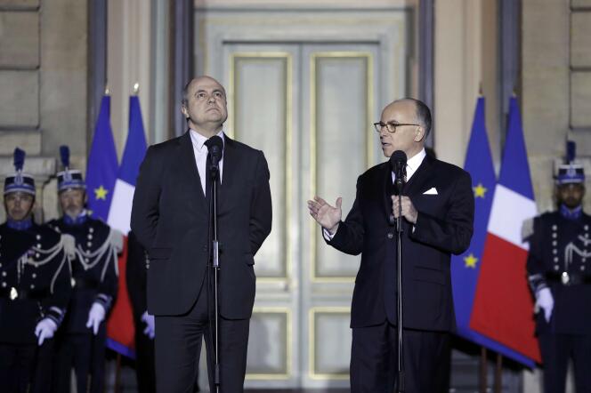 L’ancien ministre de l’intérieur, Bernard Cazeneuve (à droite sur la photo), nommé premier ministre, reçoit son successeur Place Beauvau, Bruno Le Roux, le 6 décembre.