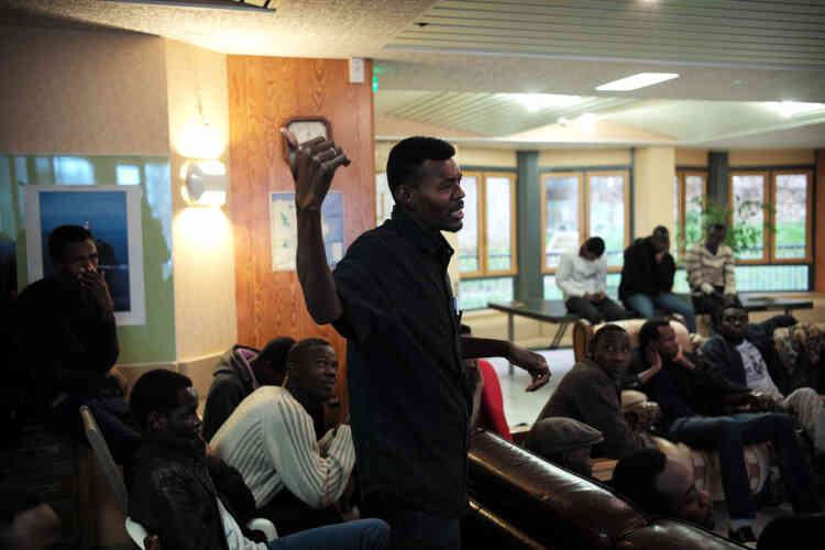 Des demandeurs d'asile soudanais participent à une réunion avec l'association Coallia sur les démarches administratives pour l'obtention du statut de réfugié, le 2 décembre au centre d'accueil et d'orientation (CAO) de Cancale.