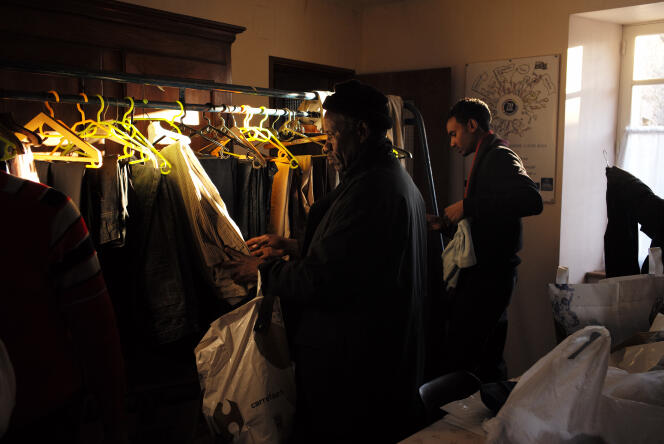 Des demandeurs d'asile soudanais choisissent des vêtements pour l'hiver dans le local du Secours catholique de Cancale, le 1er décembre 2016.