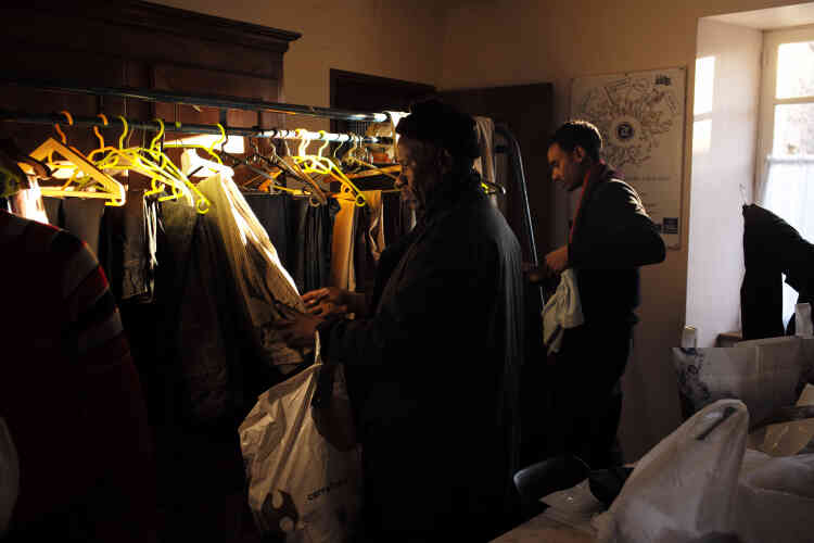 Des demandeurs d'asile soudanais choisissent des vêtements pour l'hiver dans le local du Secours Catholique de Cancale, le 1er décembre.
