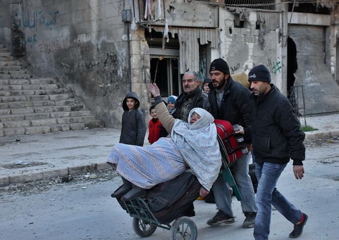 Des habitants fuient les combats dans les quartiers est d’Alep, le 7 décembre.