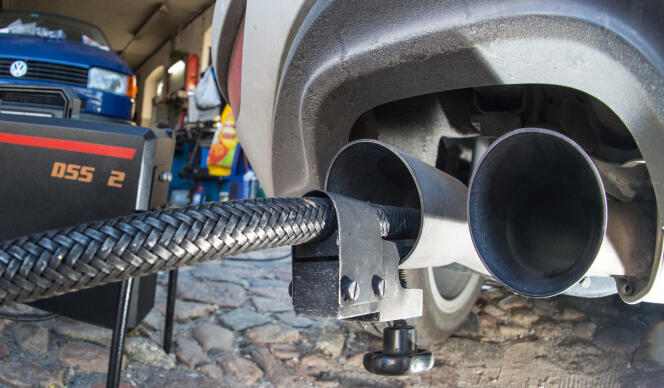 Les émissions d’oxydes d’azote sont mesurées sur une voiture Volkswagen, à Francfort, le 1er octobre 2015.
