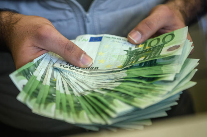A change office staff shows euros on his hand on December 2, 2016 in Istanbul. Turks have over the past three months nervously watched the steady decline in value of the Turkish lira against the dollar, seeing it haemorrhage more than 10 percent in the past month alone. / AFP PHOTO / OZAN KOSE