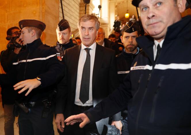 Des gendarmes escortent Jérôme Cahuzac à la sortie de son procès, le 8 décembre.